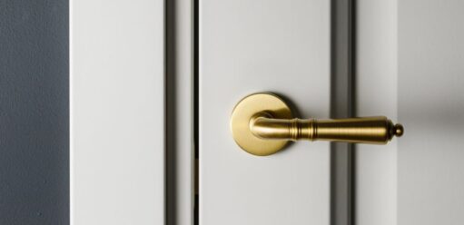 Złote klamki do białych drzwi - jakie wybrać?