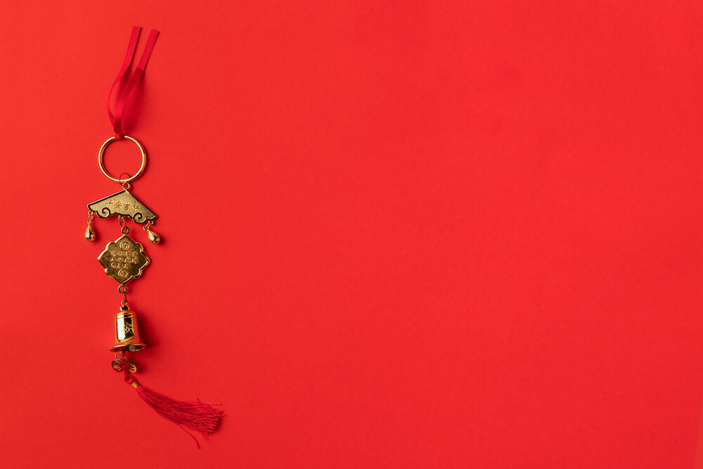 Brelok w czerwonym stylu ze złotymi dodatkami