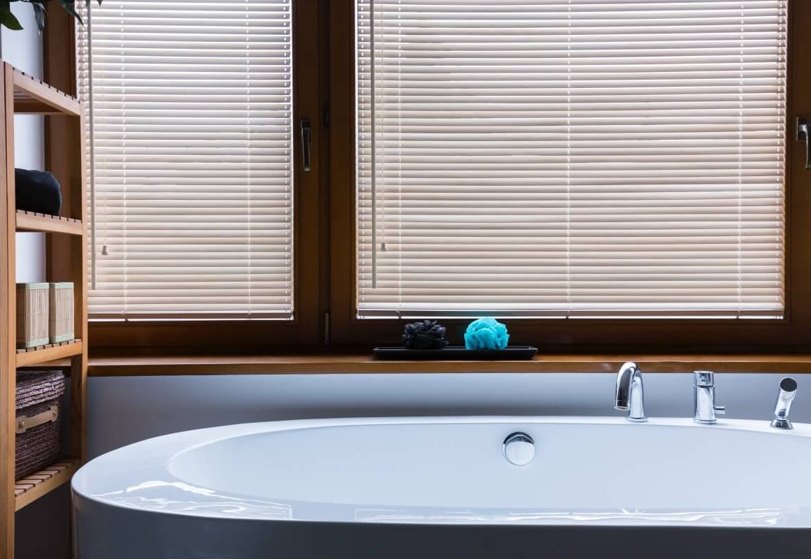 czym zasłonić okno w łazience na przykładzie żaluzji