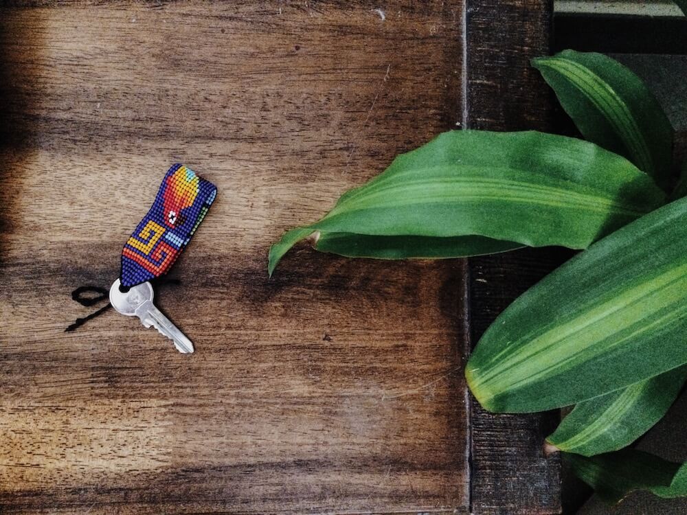 Brelok z papugą wykonany haftem koralikowym