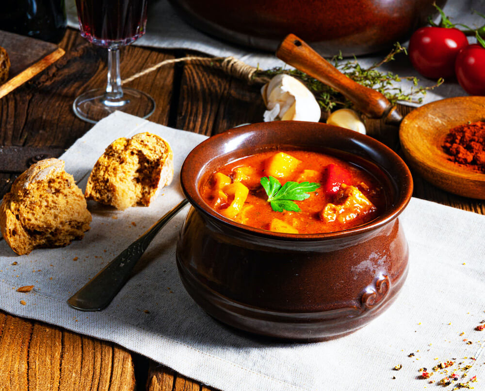 Kuchnia węgierska jako dania serwowane w glinianym naczyniu