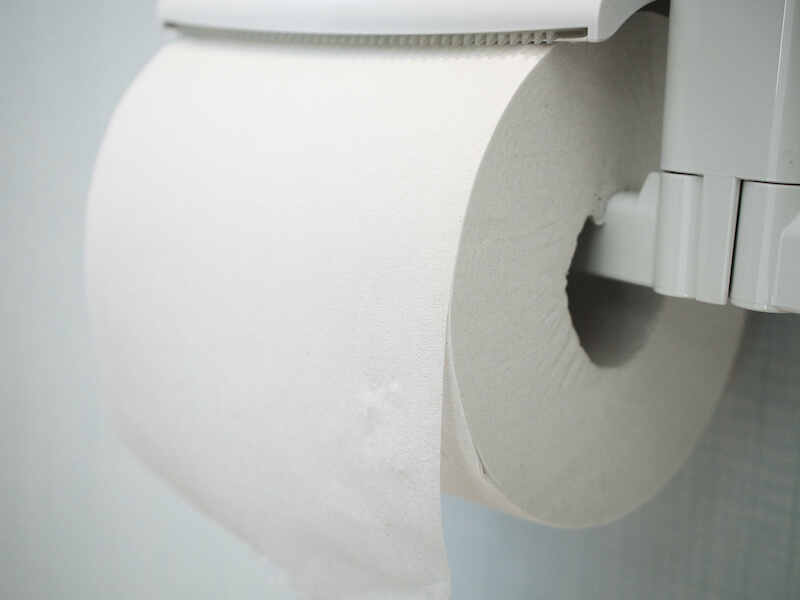 Uchwyt na papier toaletowy – na jakiej wysokości powiesić na ścianie? Uchwyt na papier toaletowy – na jakiej wysokości zawiesić na ścianie?