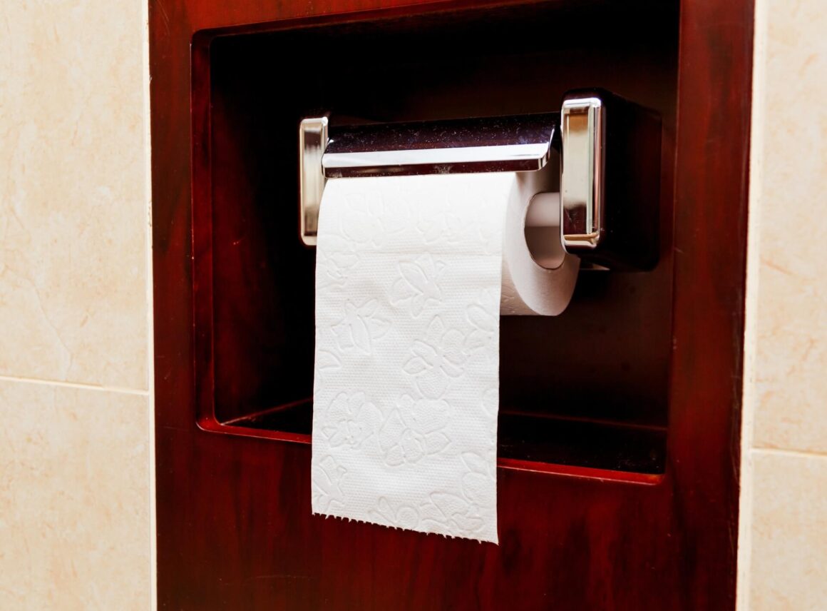 Uchwyt na papier toaletowy – na jakiej wysokości powiesić?