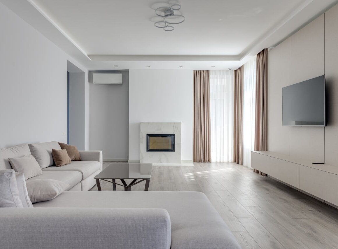 narożnik w jasnym kolorze w salonie z białymi ścianami