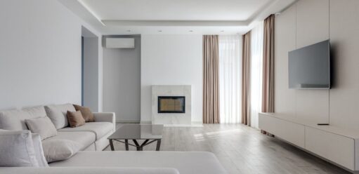 narożnik w jasnym kolorze w salonie z białymi ścianami