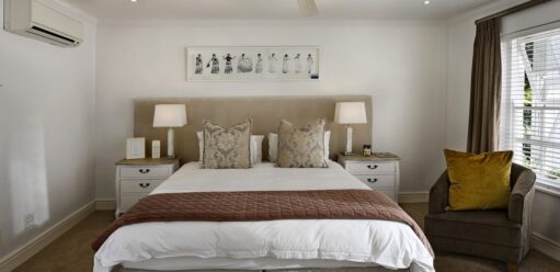 łóżko dwuosobowe w sypialni z białymi ścianami