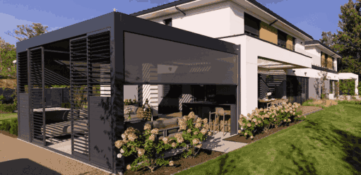 przydomowy taras z zadaszeniem w ciemnym kolorze