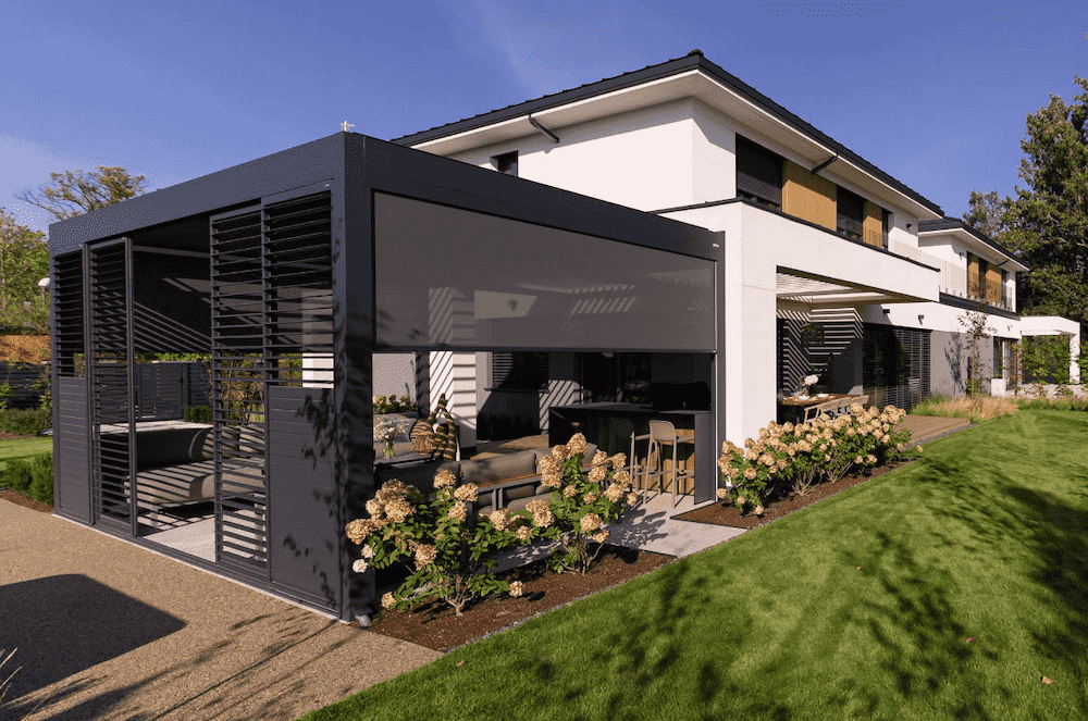 przydomowy taras z zadaszeniem w ciemnym kolorze