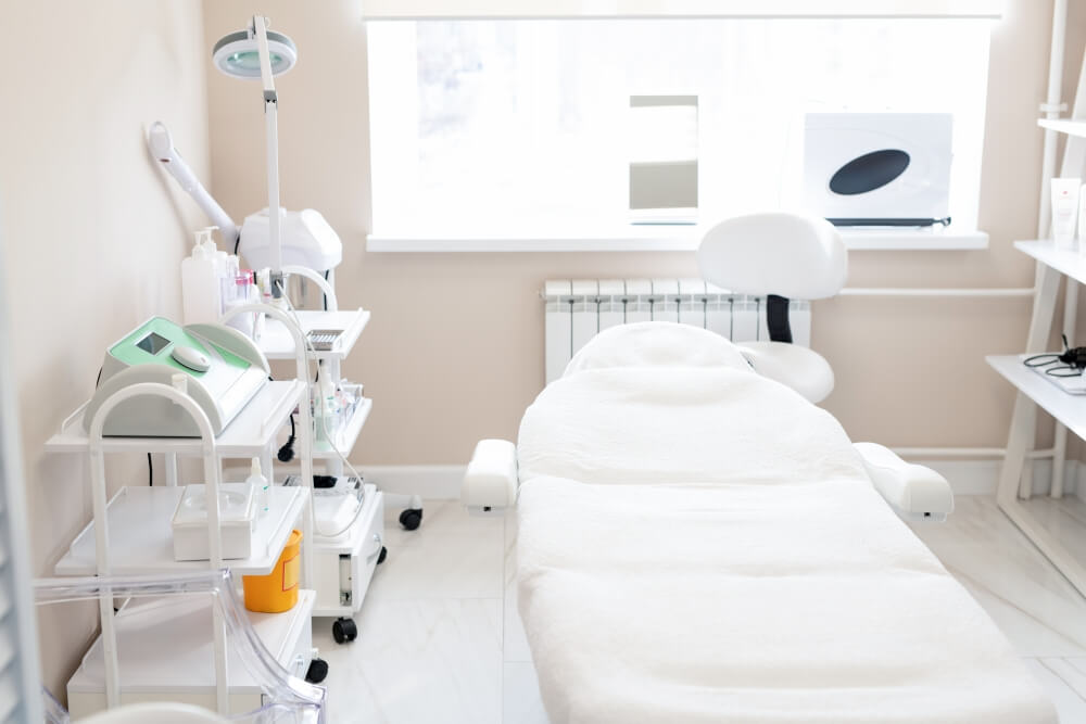 mały salon kosmetyczny oferujący masaż mały salon kosmetyczny oferujący zabiegi na twarz i ciało