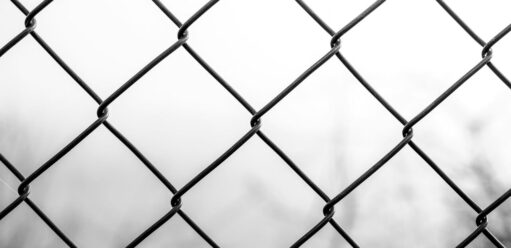 jak zrobić ogrodzenie z siatki krok po kroku