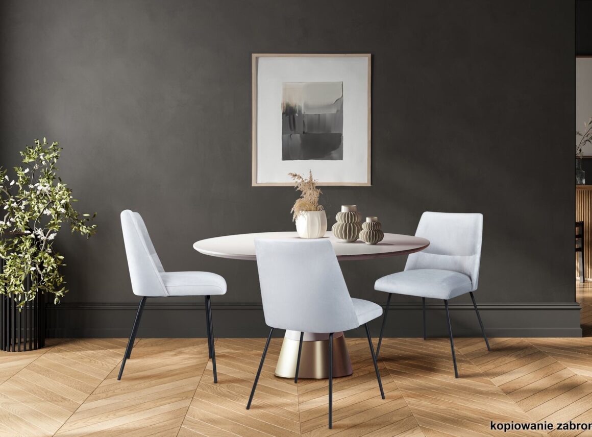 białe krzesła w salonie przy okrągłym stole