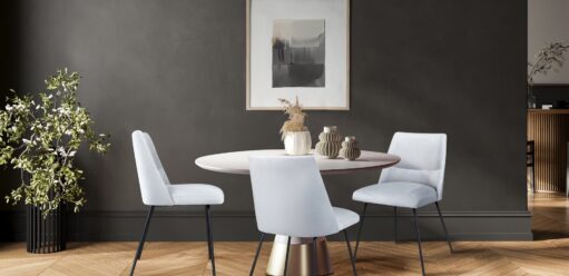 białe krzesła w salonie przy okrągłym stole