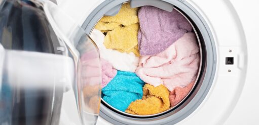 Co oznaczają symbole na pralce? Pralka z kolorowym praniem