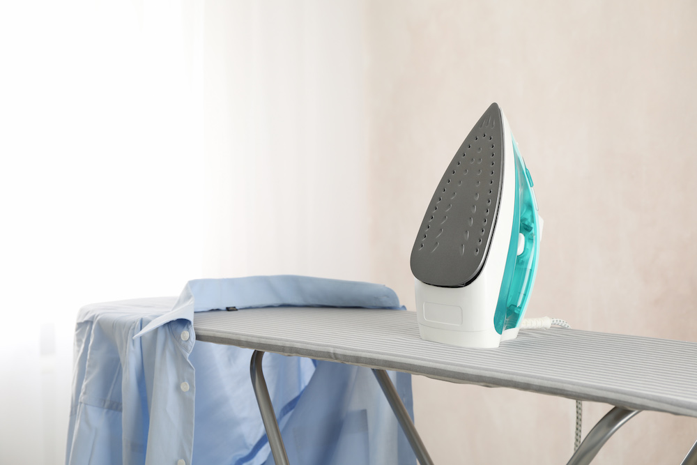 Żelazko z czystą stopą