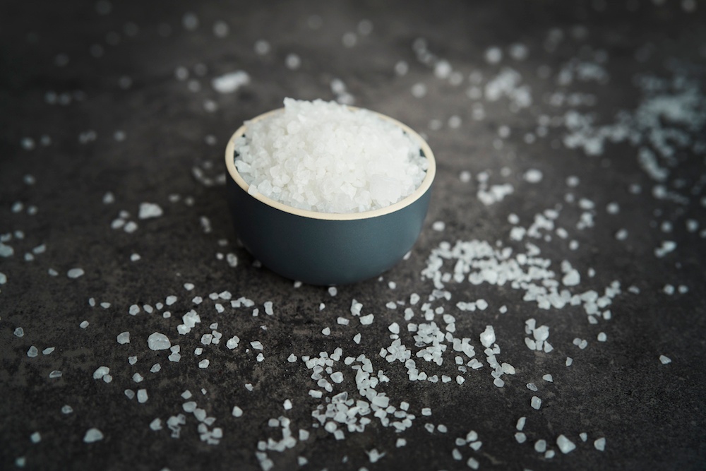 Jak usunąć przypalenie z żelazka dzięki soli