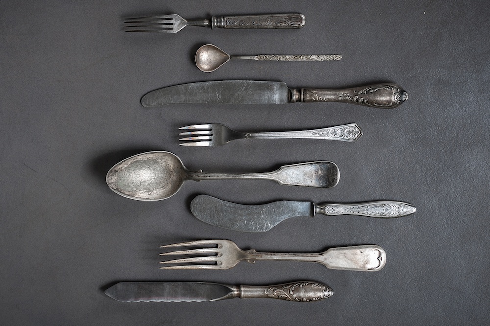 Jak wyczyścić srebro domowym sposobem - sczerniałe sztućce