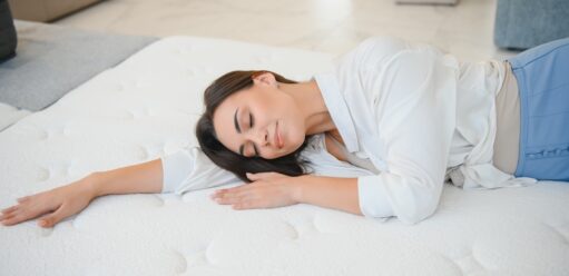 kobieta testująca materac w sklepie