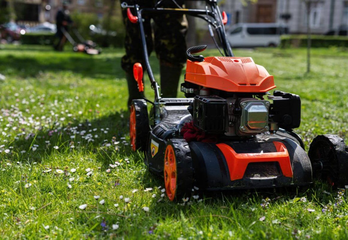 Kosiarka spalinowa czy elektryczna? Która lepsza?
