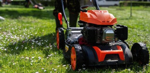 Kosiarka spalinowa czy elektryczna? Która lepsza?