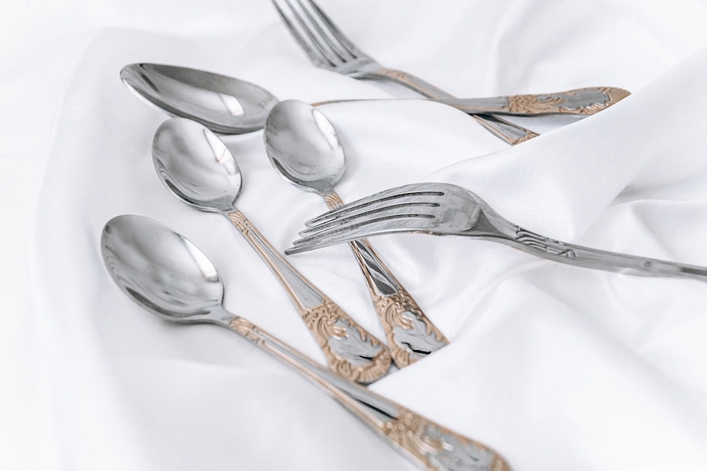 Błyszczące srebrne sztućce