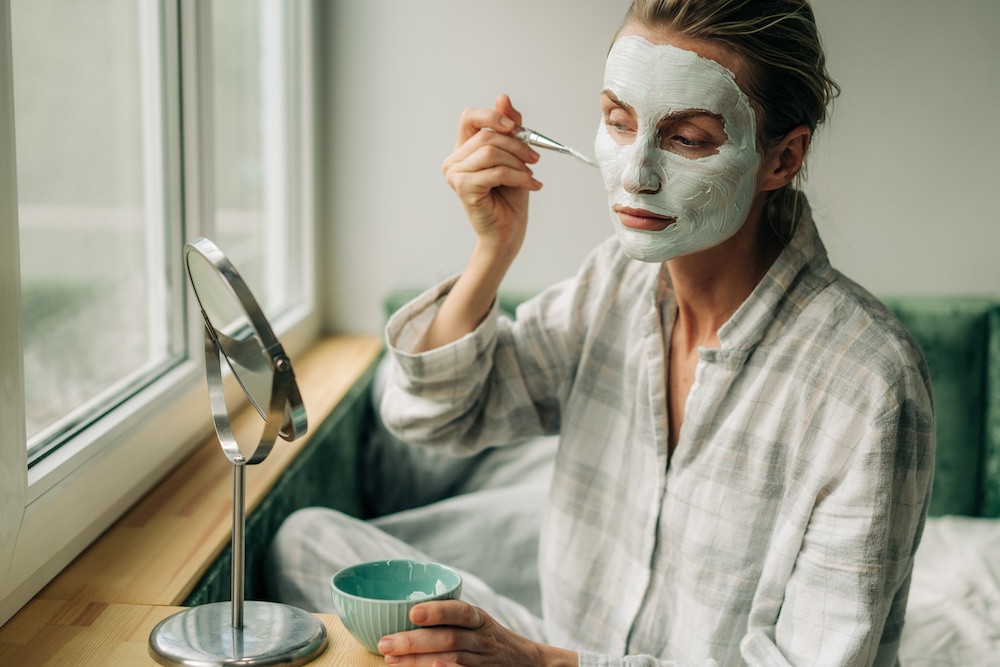 Domowa maseczka na twarz nakładana przez kobietę