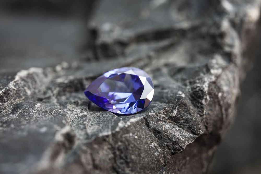 Znaczenie kamieni - szafir w odcieniu głębokiego błękitu