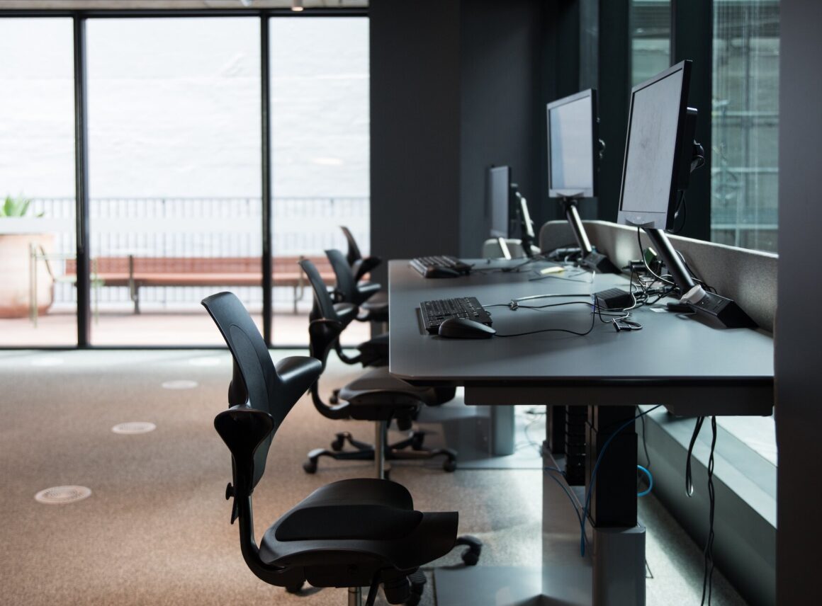 czarne biurka i fotele w biurze