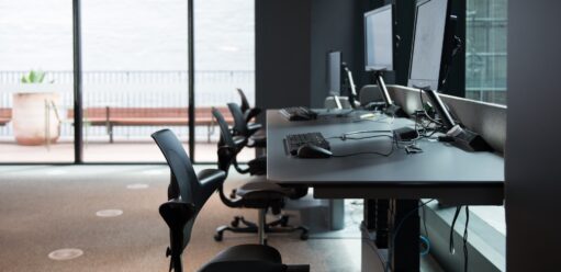 czarne biurka i fotele w biurze