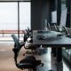 Biurka regulowane elektrycznie – nowy standard ergonomii w pracy biurowej