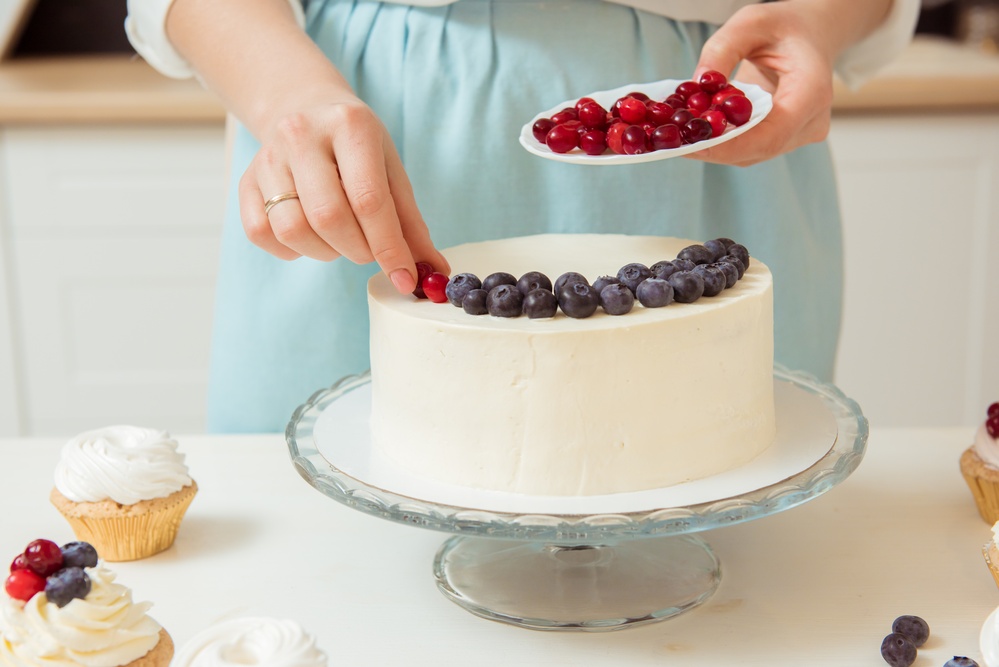 Dekorowanie ciasta jagodami i wiśniami Dekorowanie ciasta owocami