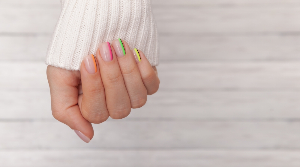 Kolorowe linie na paznokciach Paznokcie z kolorowymi wzorami