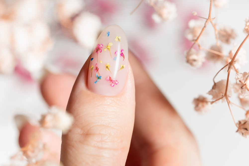 Manicure kwiatowy na paznokciu Wzory kwiatowe na paznokciu