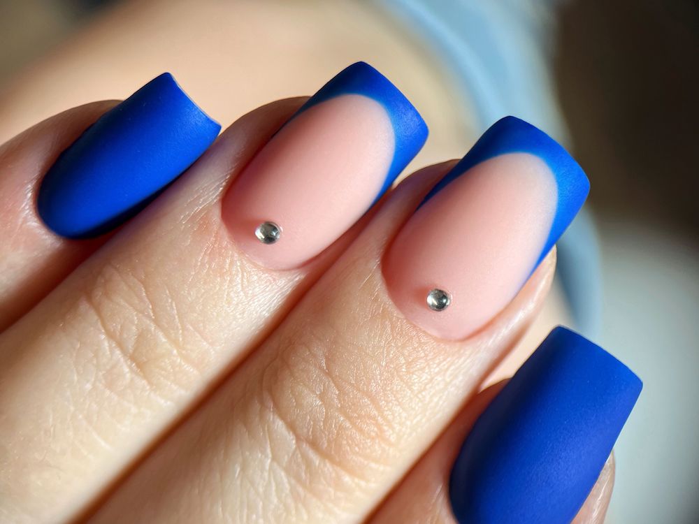 Modny kolor paznokci 2025 to matowy granatowy Modny kolor paznokci 2025 to granat