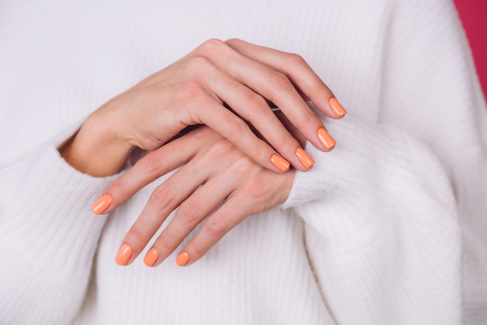 Modny kolor paznokci 2025 to nude brzoskwiniowy Modny kolor paznokci 2025 to brzoskwiniowy