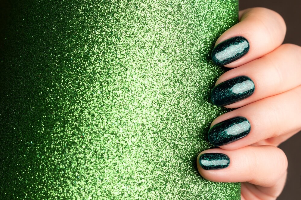 Butelkowa zieleń to modny kolor paznokci 2025 Zielony, modny kolor paznokci 2025