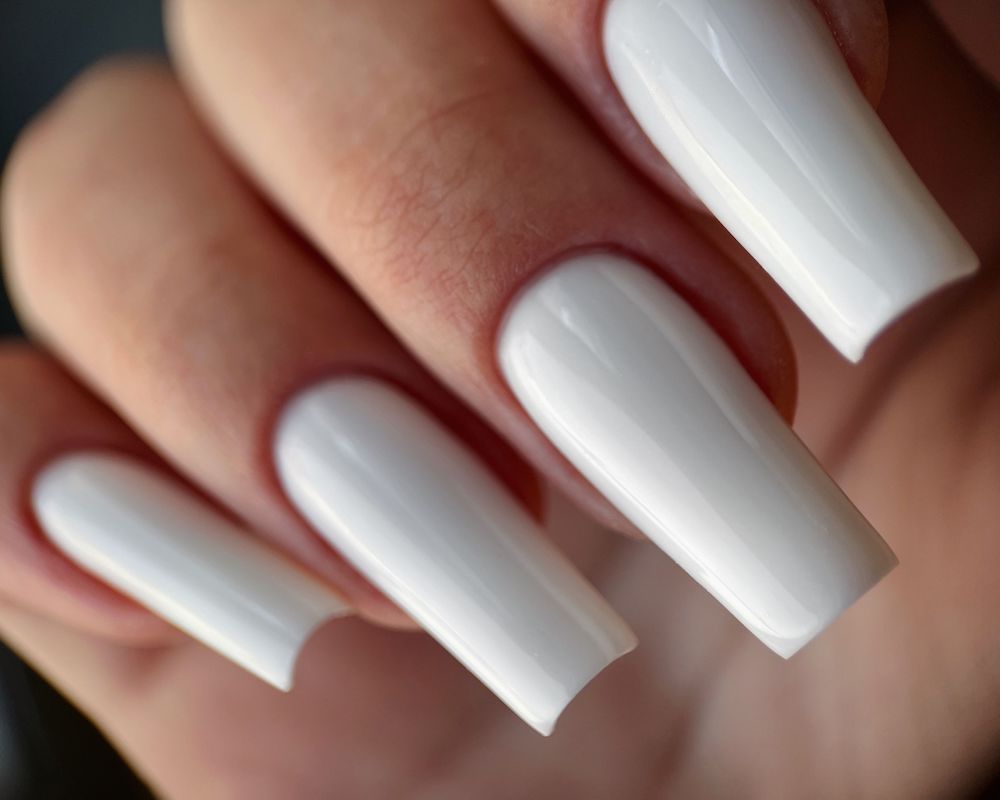 Mleczna biel to modny kolor paznokci 2025 Mleczny, modny kolor paznokci 2025