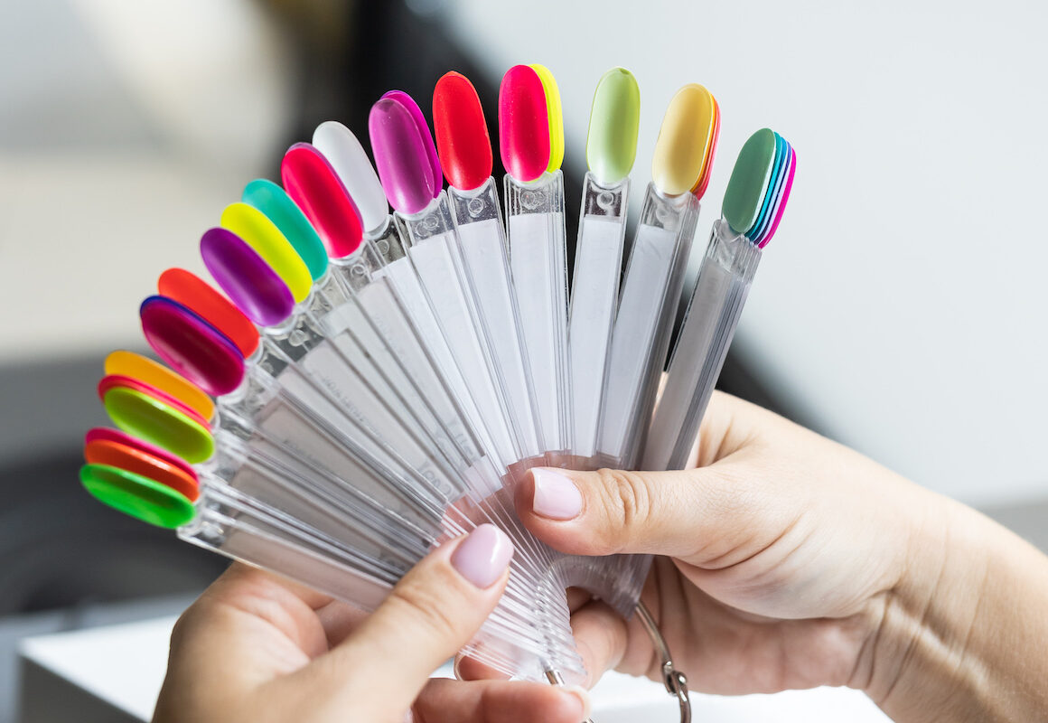 Modny kolor paznokci 2025 na wzorniku do paznokci