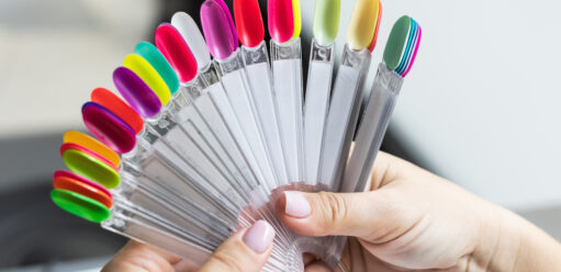 Modny kolor paznokci 2025 na wzorniku do paznokci