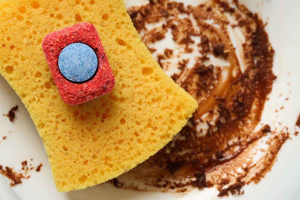 Sposoby na przypalony garnek - mycie tabletką do zmywarki