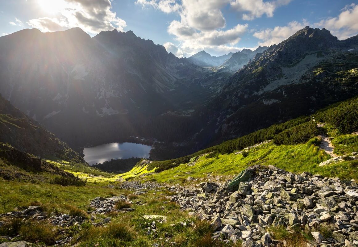 Szlaki turystyczne Tatry z widokiem na Morskie Oko