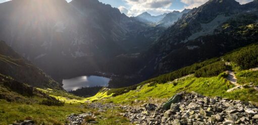 Szlaki turystyczne Tatry z widokiem na Morskie Oko