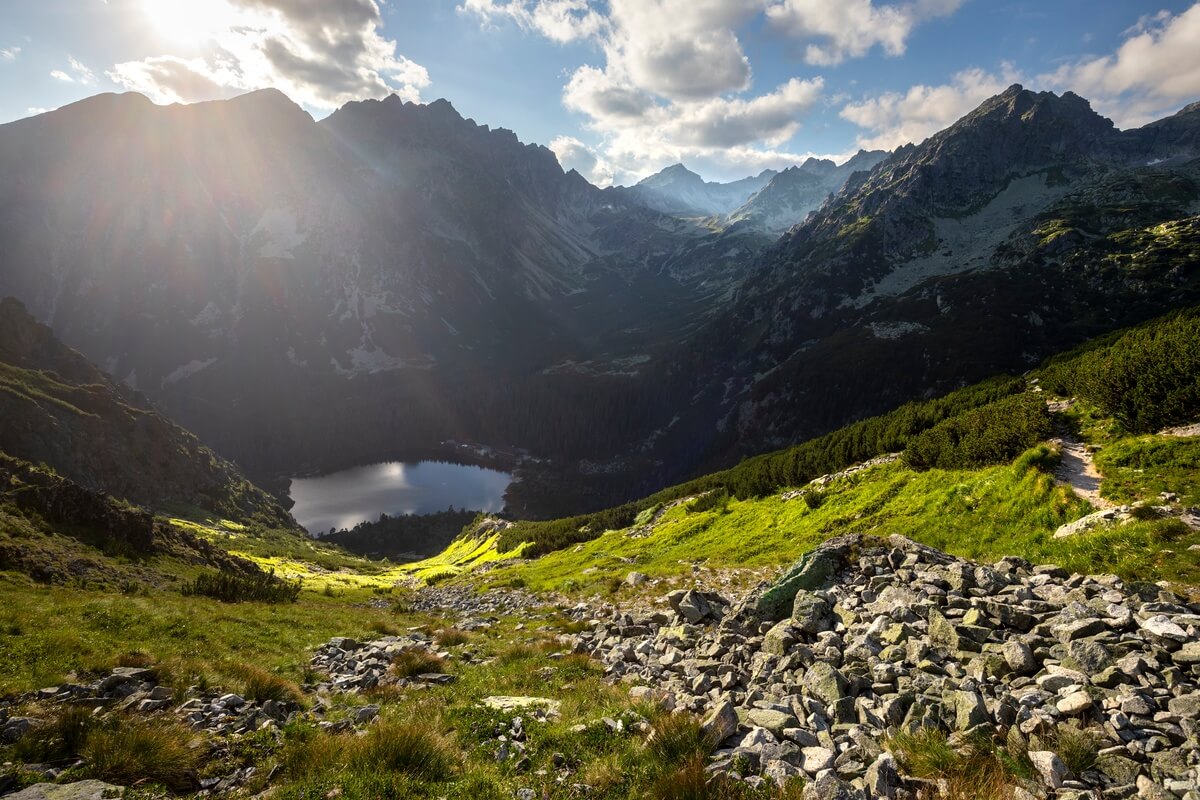 Szlaki turystyczne Tatry z widokiem na Morskie Oko