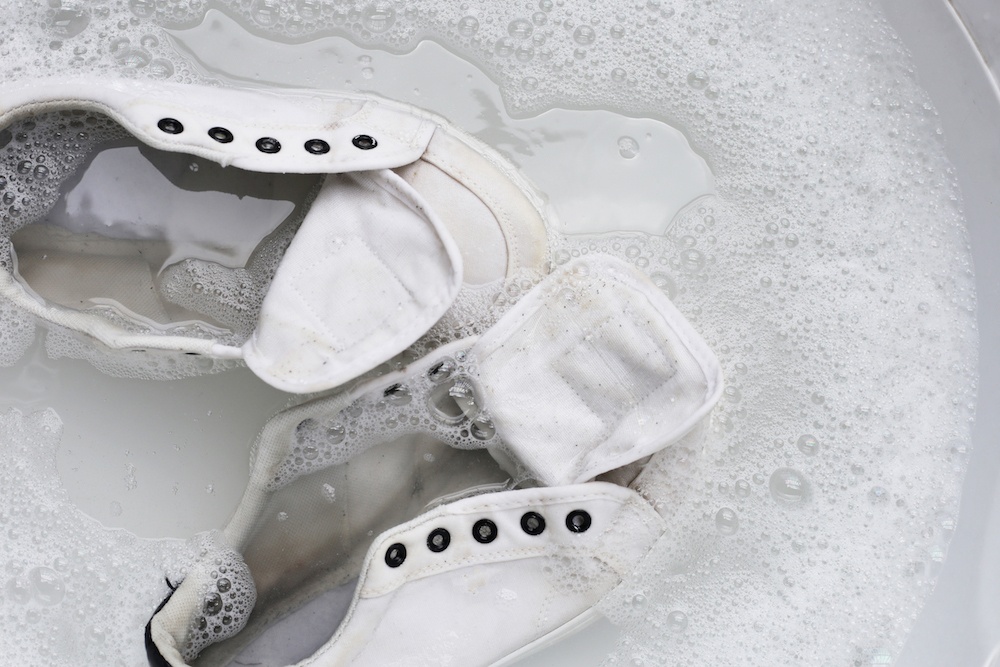 Białe trampki bez sznurówek w praniu Białe buty w praniu
