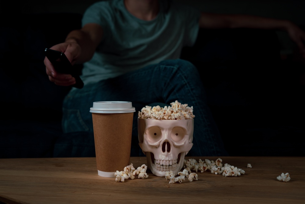 Najlepsze horrory Netflixa z popcornem Popcorn i kawa przygotowane na najlepsze horrory Netflixa