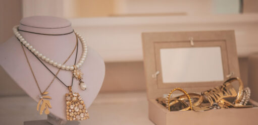 jak przechowywać biżuterię na widoku