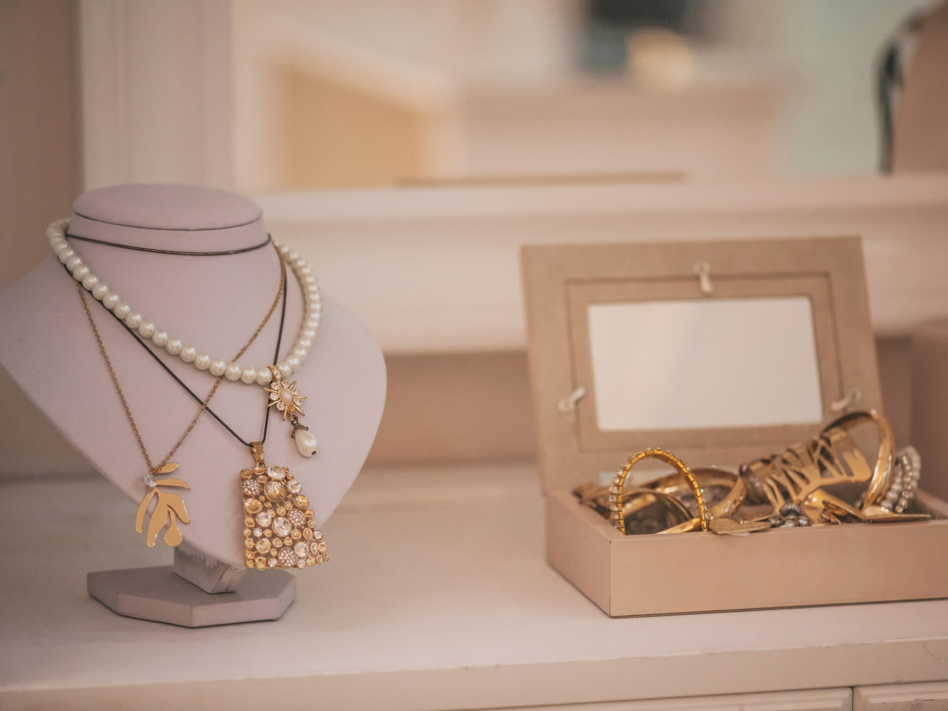 jak przechowywać biżuterię na widoku