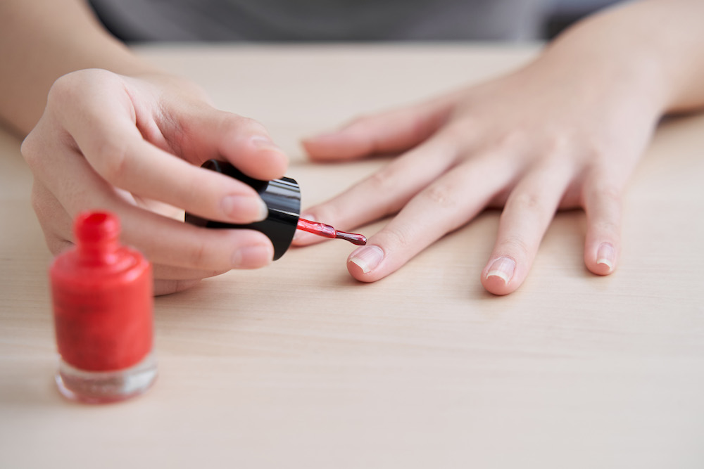 Jak zrobić paznokcie hybrydowe z czerwonym lakierem