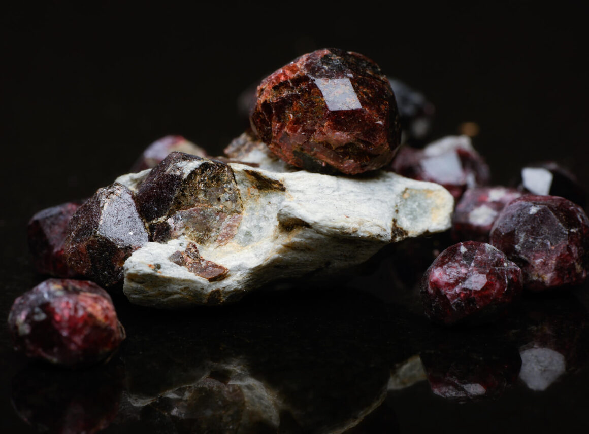 Kamień granat – właściwości fizyczne i metafizyczne