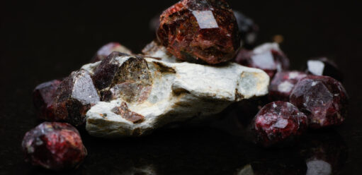 Kamień granat – właściwości fizyczne i metafizyczne