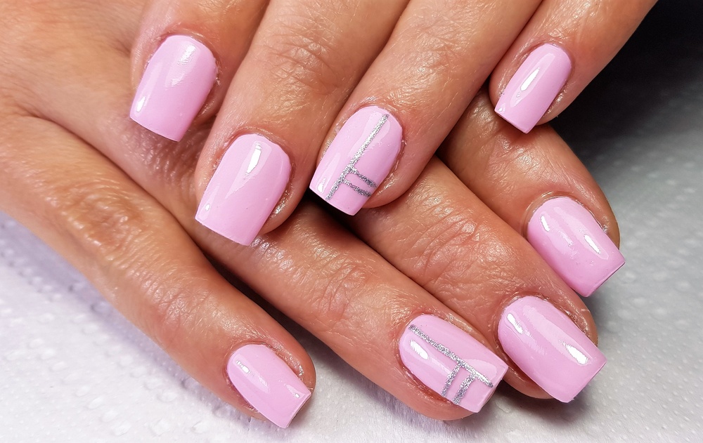 Różowe paznokcie hybrydowe